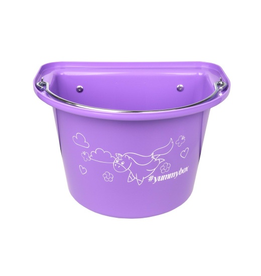 KERBL KERBL ŻŁ&Oacute;B NA PASZĘ DLA KONIA Z ZAWIESIEM I PAŁĄKIEM YUMMY 12 L LAWENDOWY